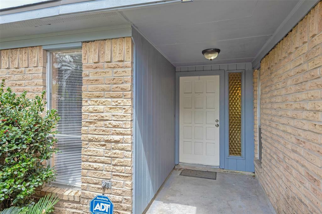 Property Photo: 807 Seacliff Drive TX 77062