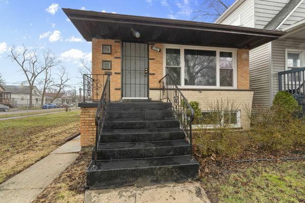 Property Photo: 11937 S Calumet Avenue IL 60628