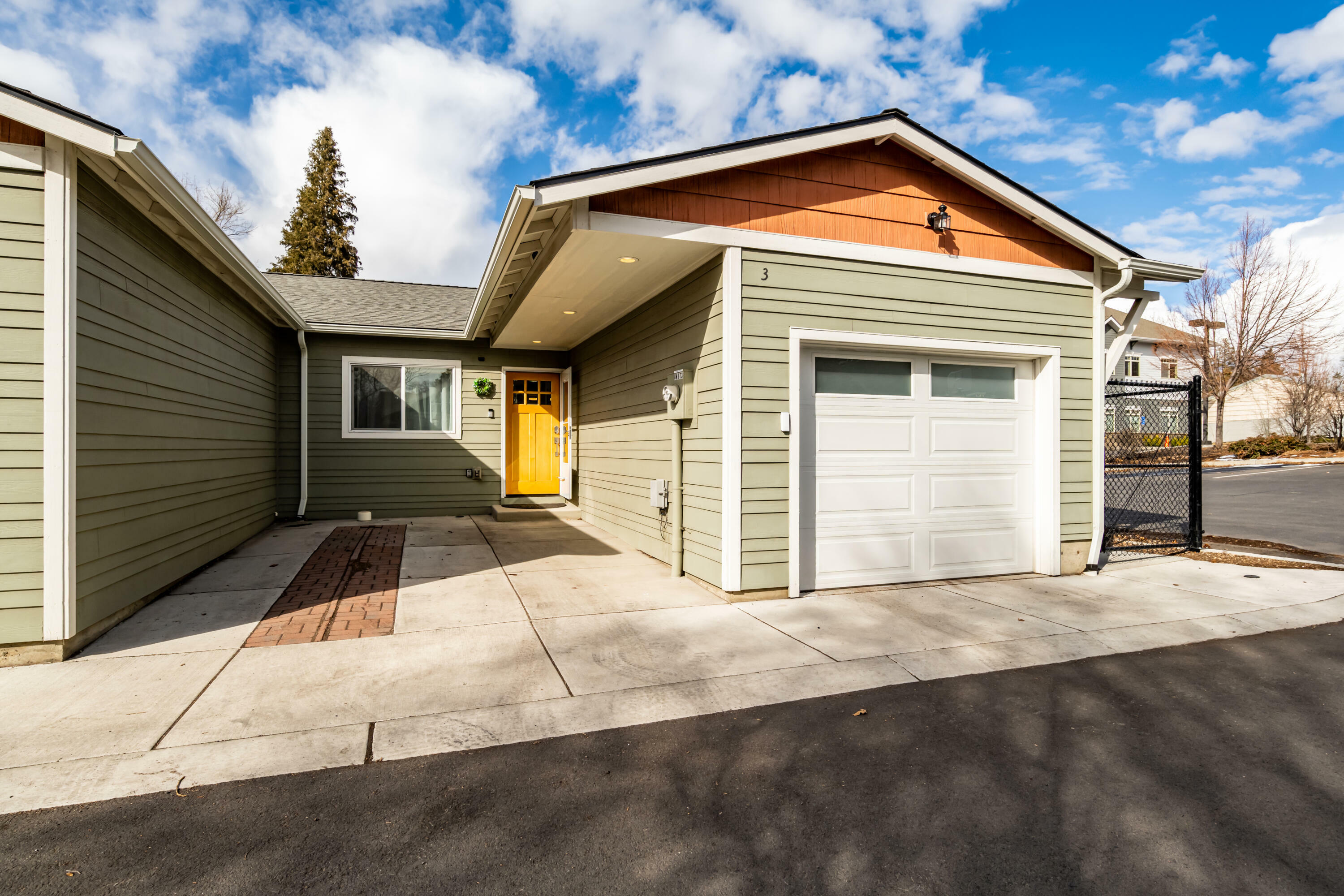 Property Photo: 1738 NE 4th Street 3 OR 97701