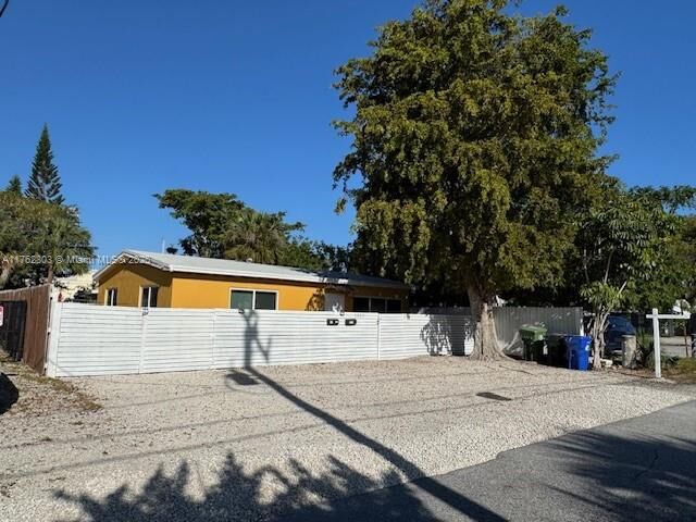 Property Photo:  1025 NE 3rd Ave  FL 33304 