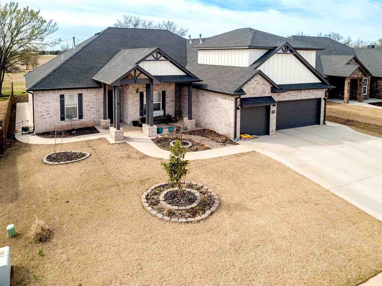 Property Photo: 2505 E Will Rogers Drive OK 74075