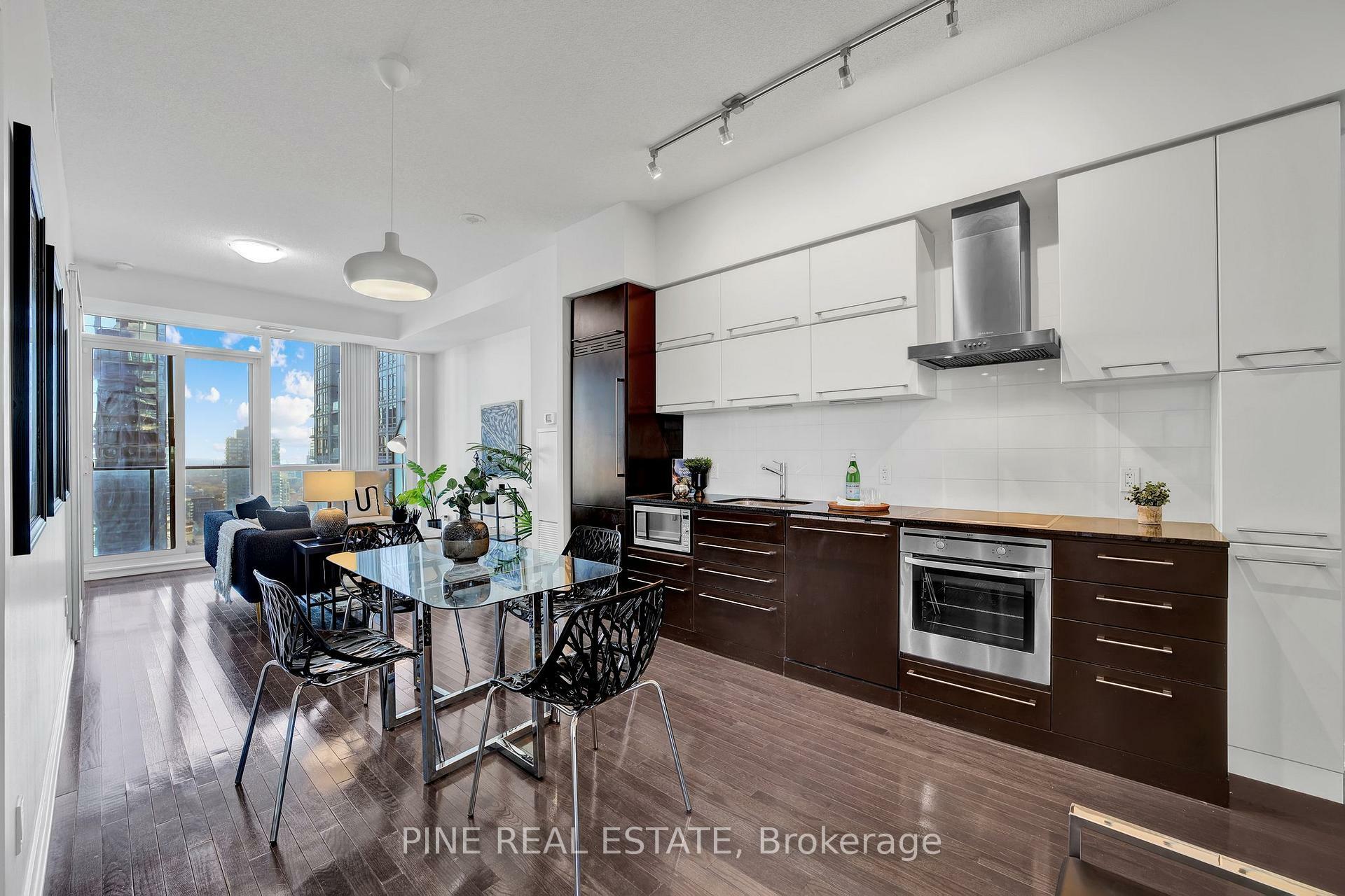 Property Photo: 770 Bay Street 2602 ON M5G 0A6