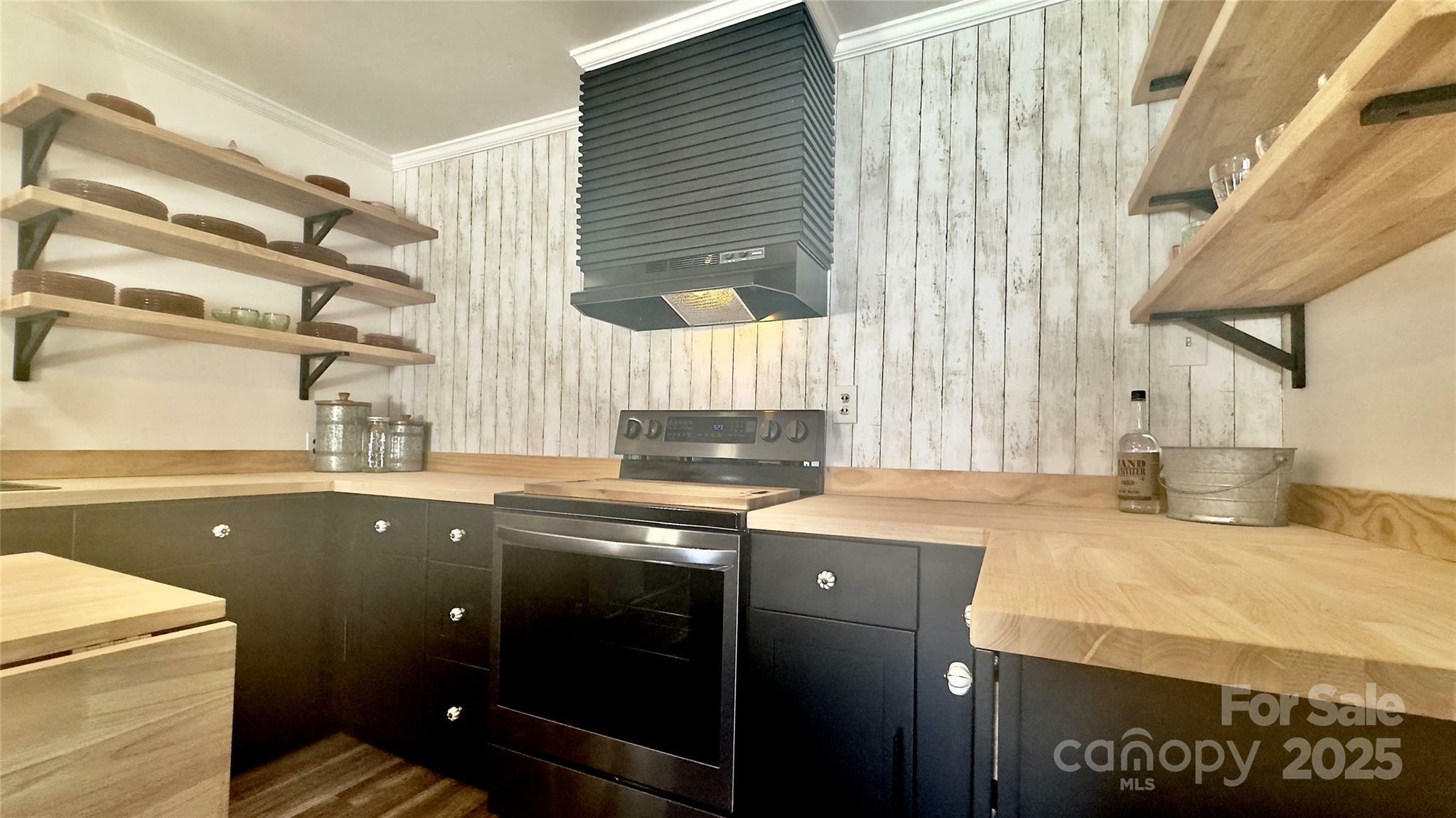 Property Photo: 727 W C Street NC 28658