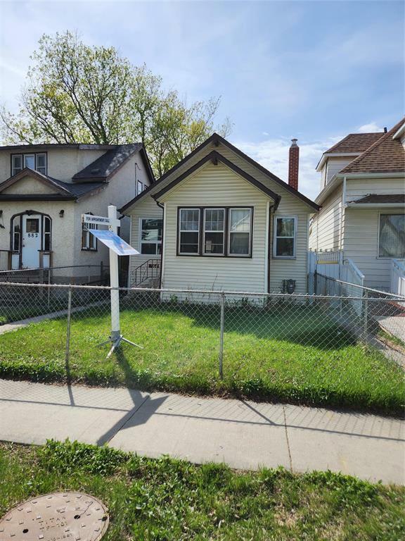 Property Photo: 884 Home Street MB R3E 2C8