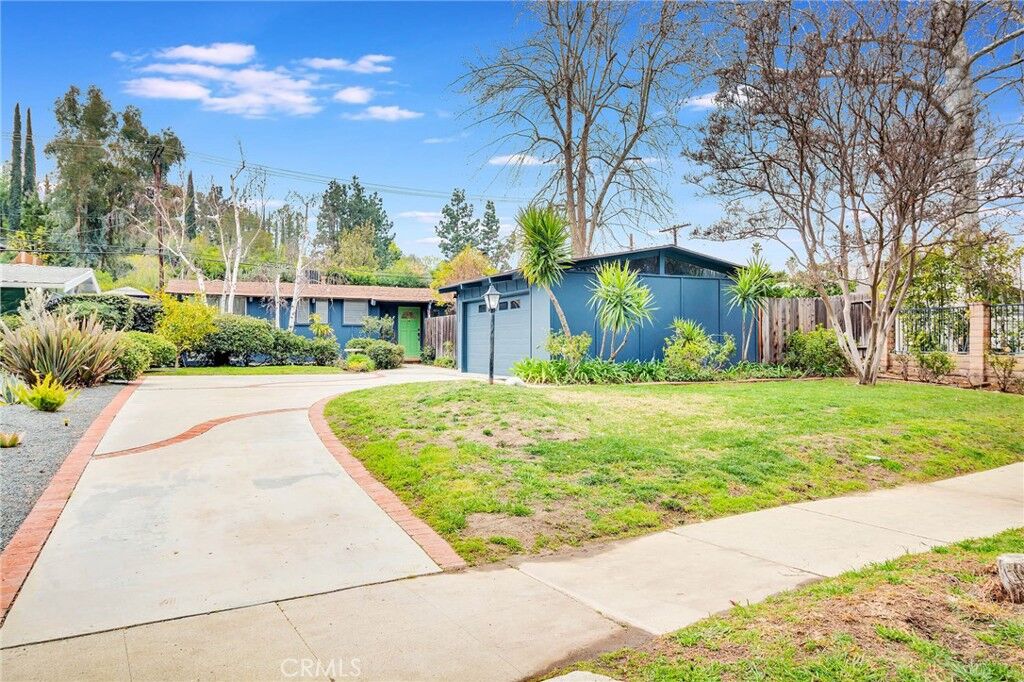 Property Photo:  22912 Calabash Street  CA 91364 