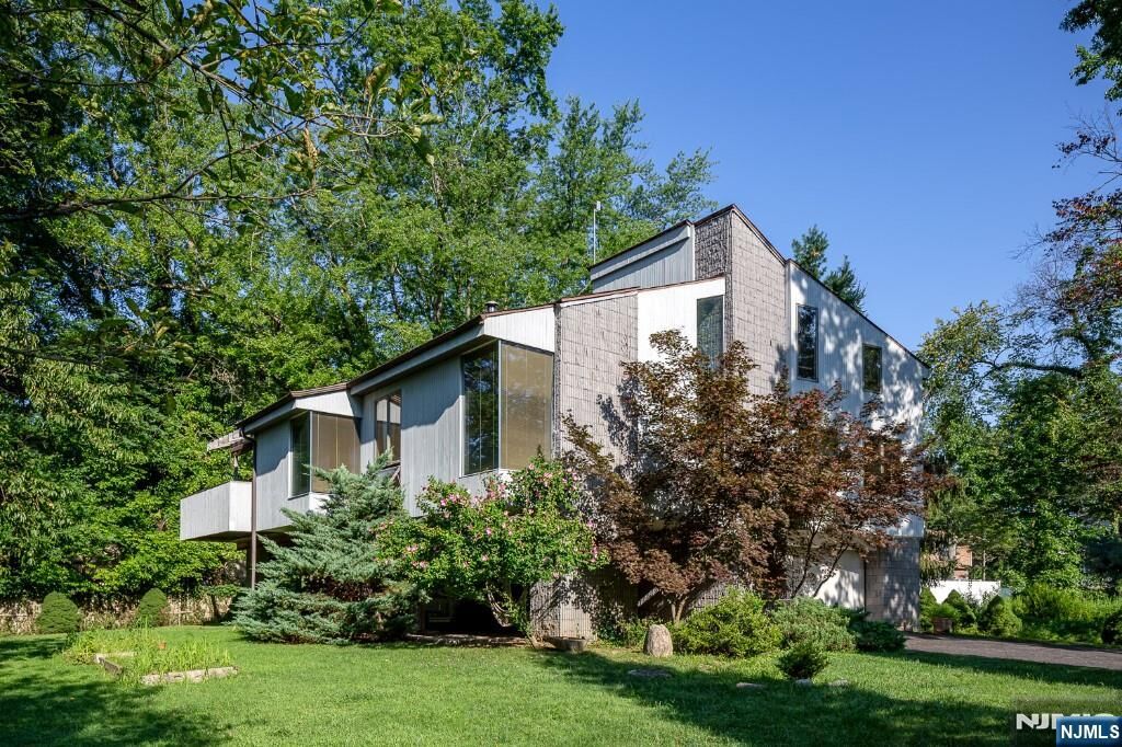 Property Photo:  17 Sycamore Avenue  NJ 07642 