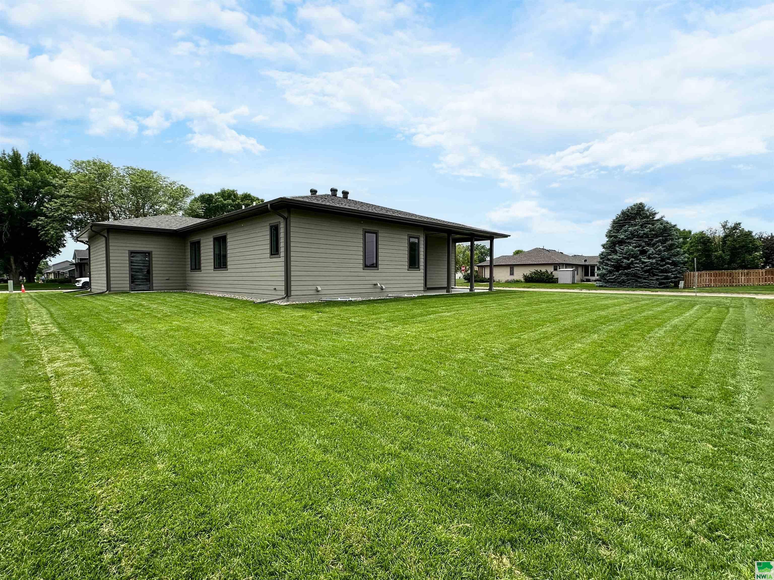 Property Photo:  601 Topaz Dr  IA 51054 