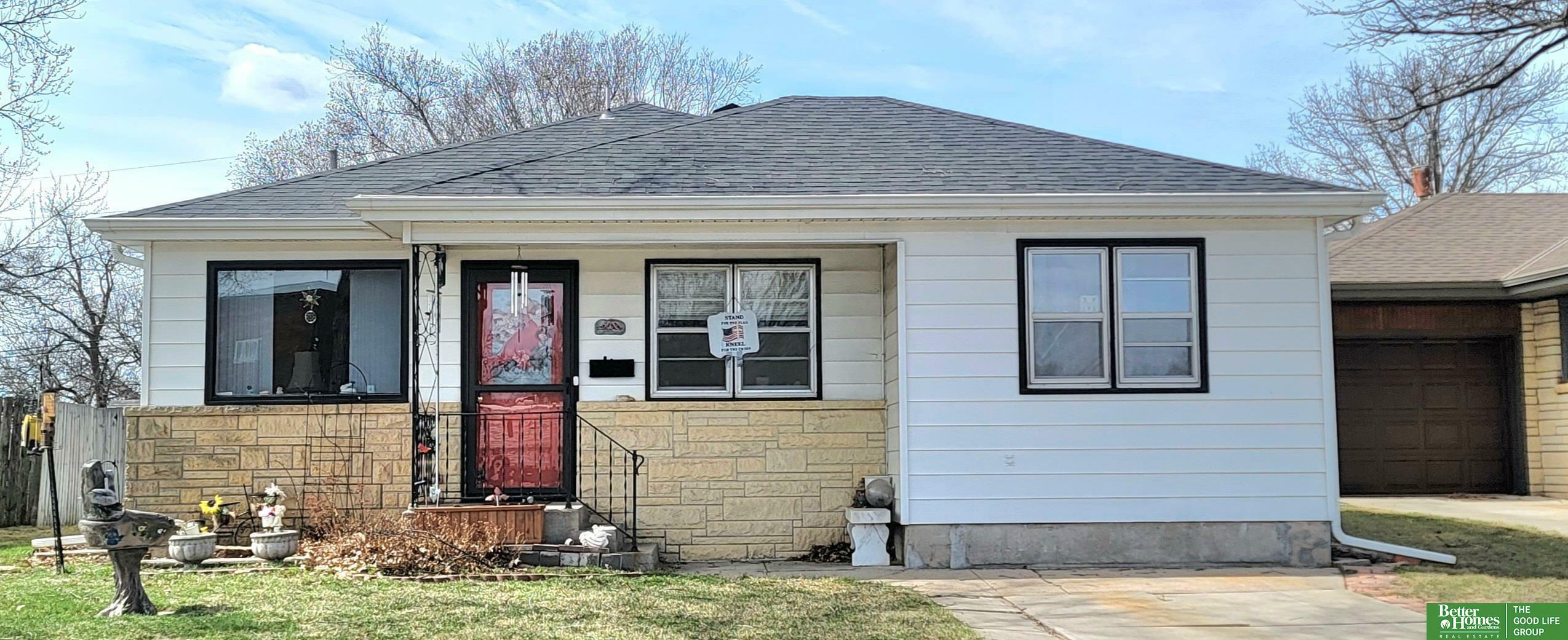Property Photo: 1315 N East Avenue NE 68467