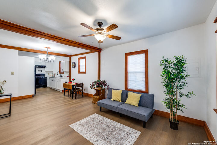 Property Photo: 1406 Castroville Rd TX 78237