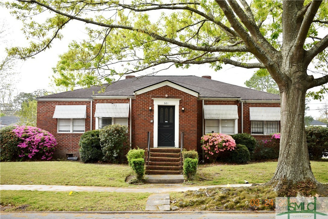 Property Photo: 601 E 52nd Street B GA 31405