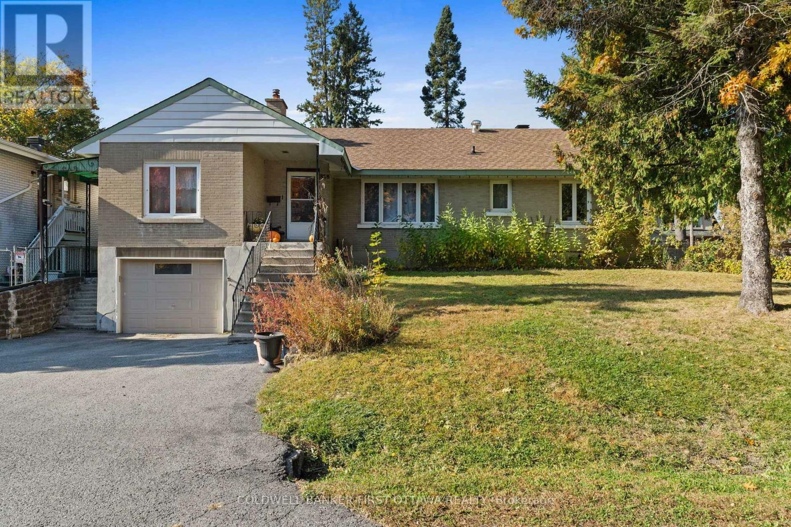 Property Photo: 878 Ivanhoe Avenue ON K2B 5S5