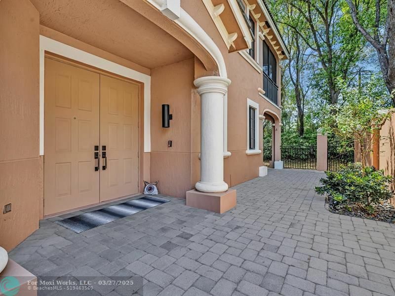 Property Photo:  2603 Center Court Dr 1  FL 33332 