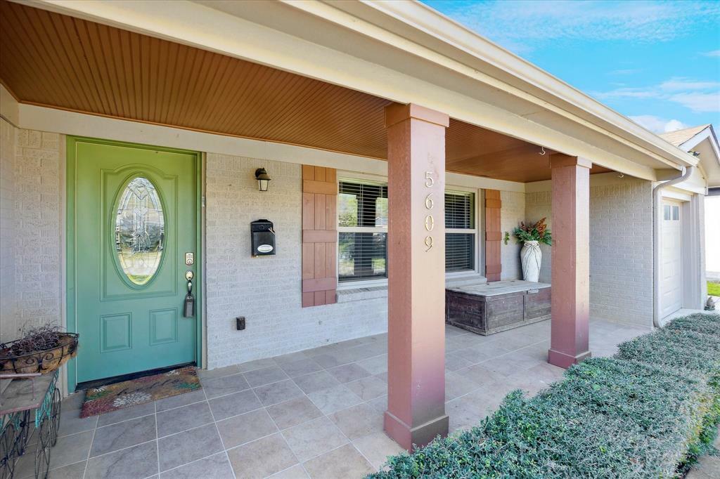Property Photo: 5609 Fursman Avenue TX 76114