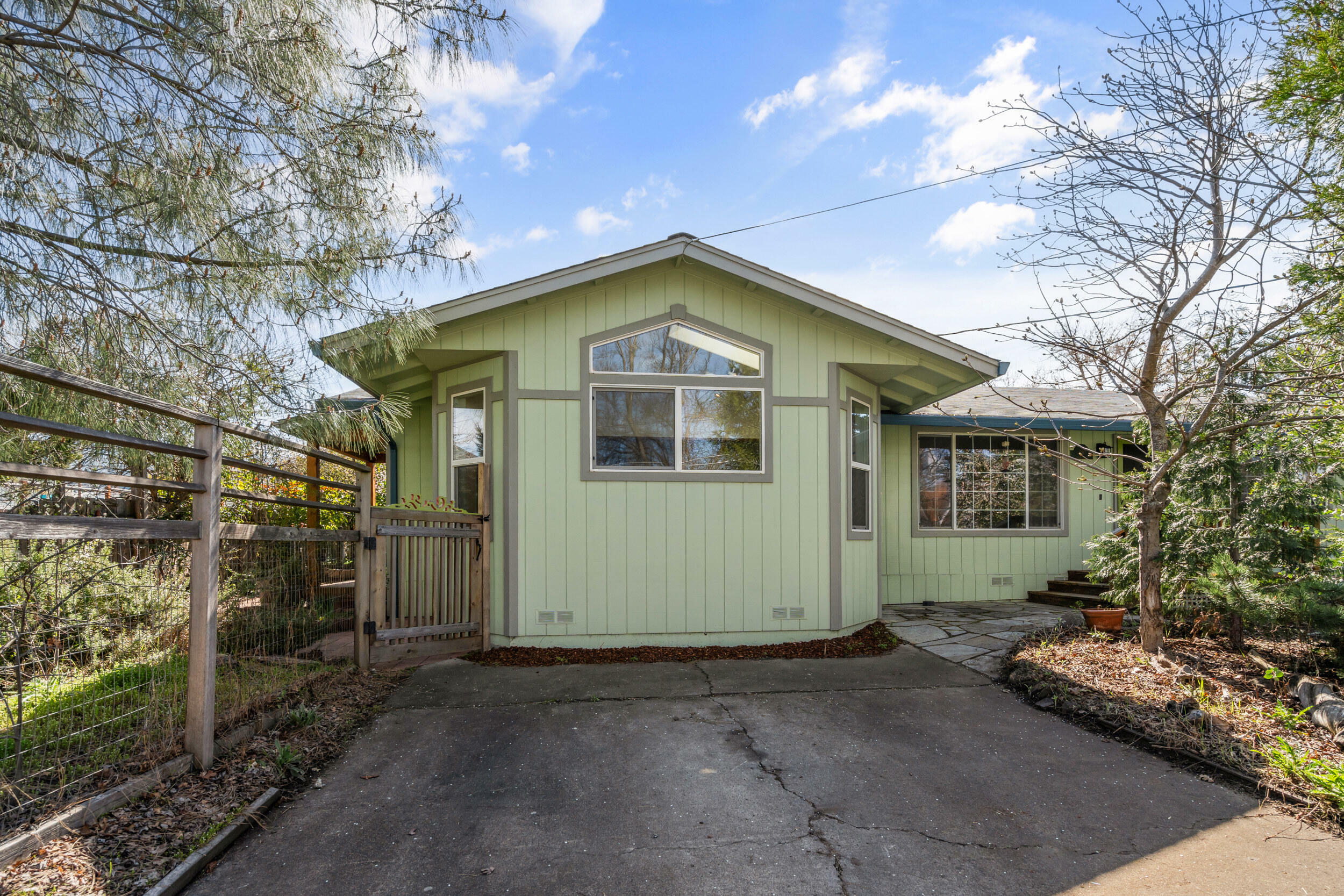 Property Photo:  180 Ohio Street  OR 97520 