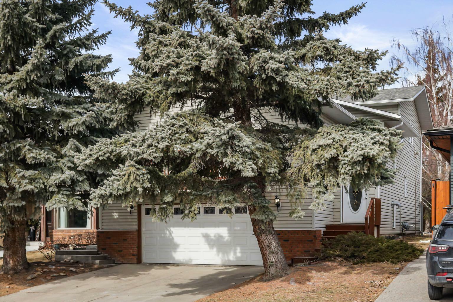 Property Photo: 8 Hawkhill Way NW AB T3G 2T6