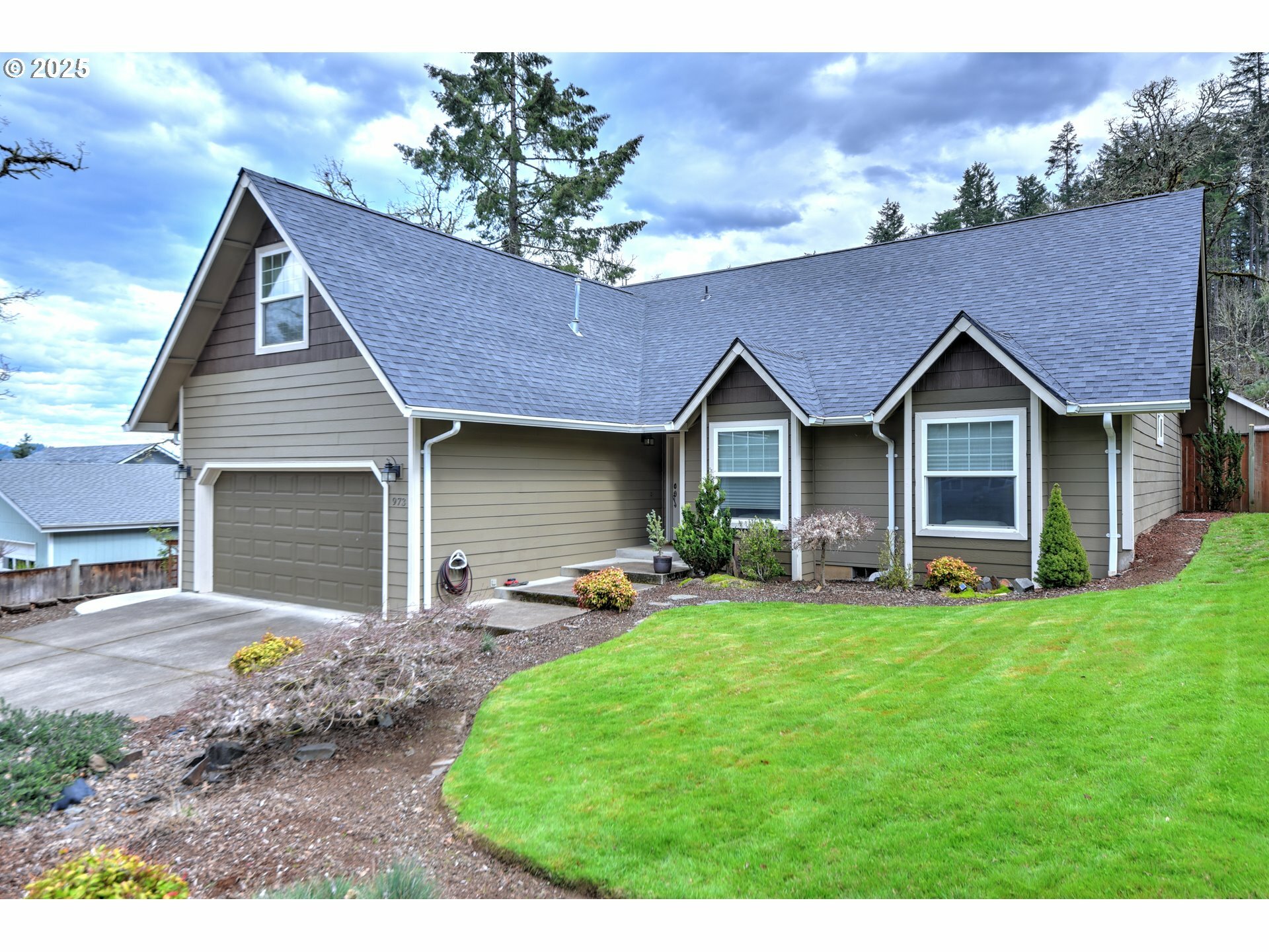 Property Photo: 973 S 69th Pl OR 97478