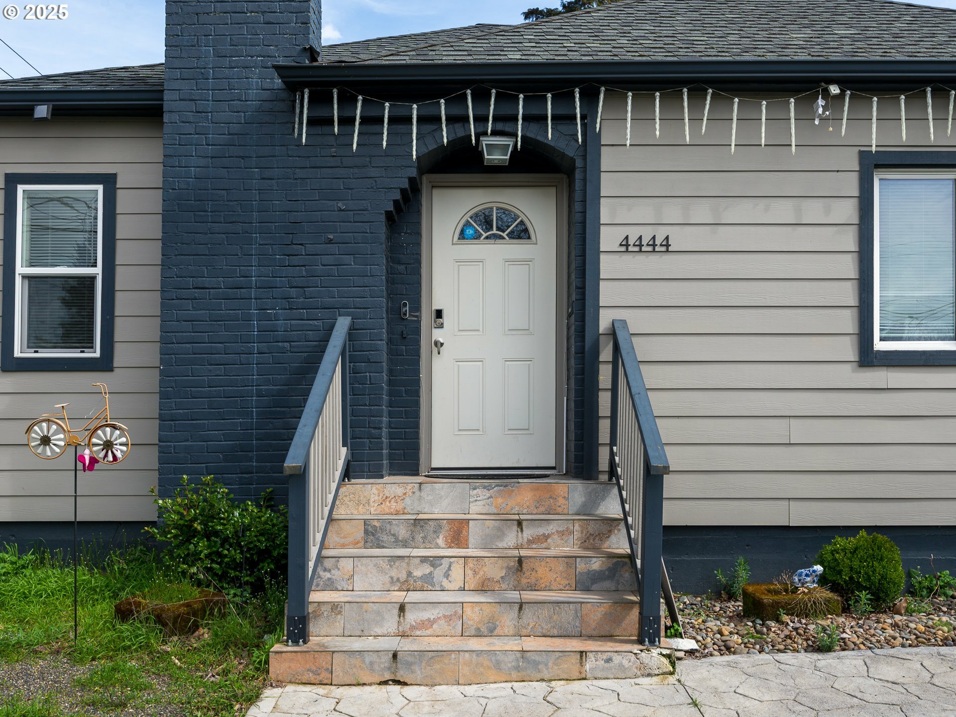 Property Photo: 4444 NE 71st Ave OR 97218