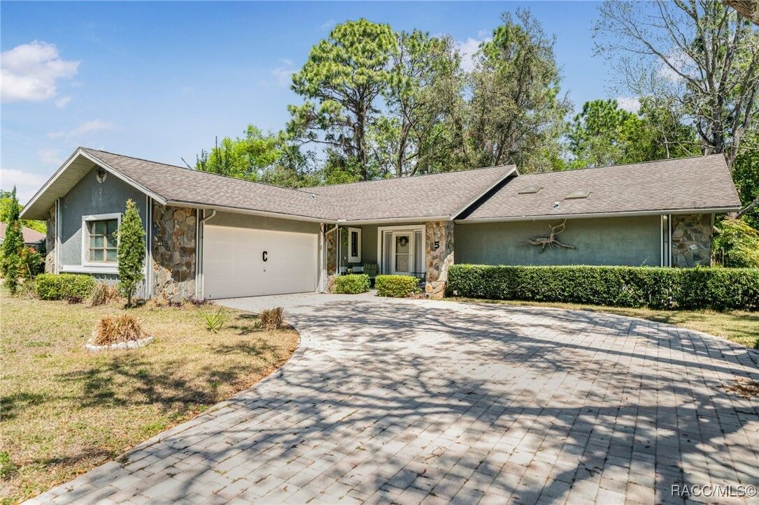 Property Photo: 5 Hawthorne Court FL 34446