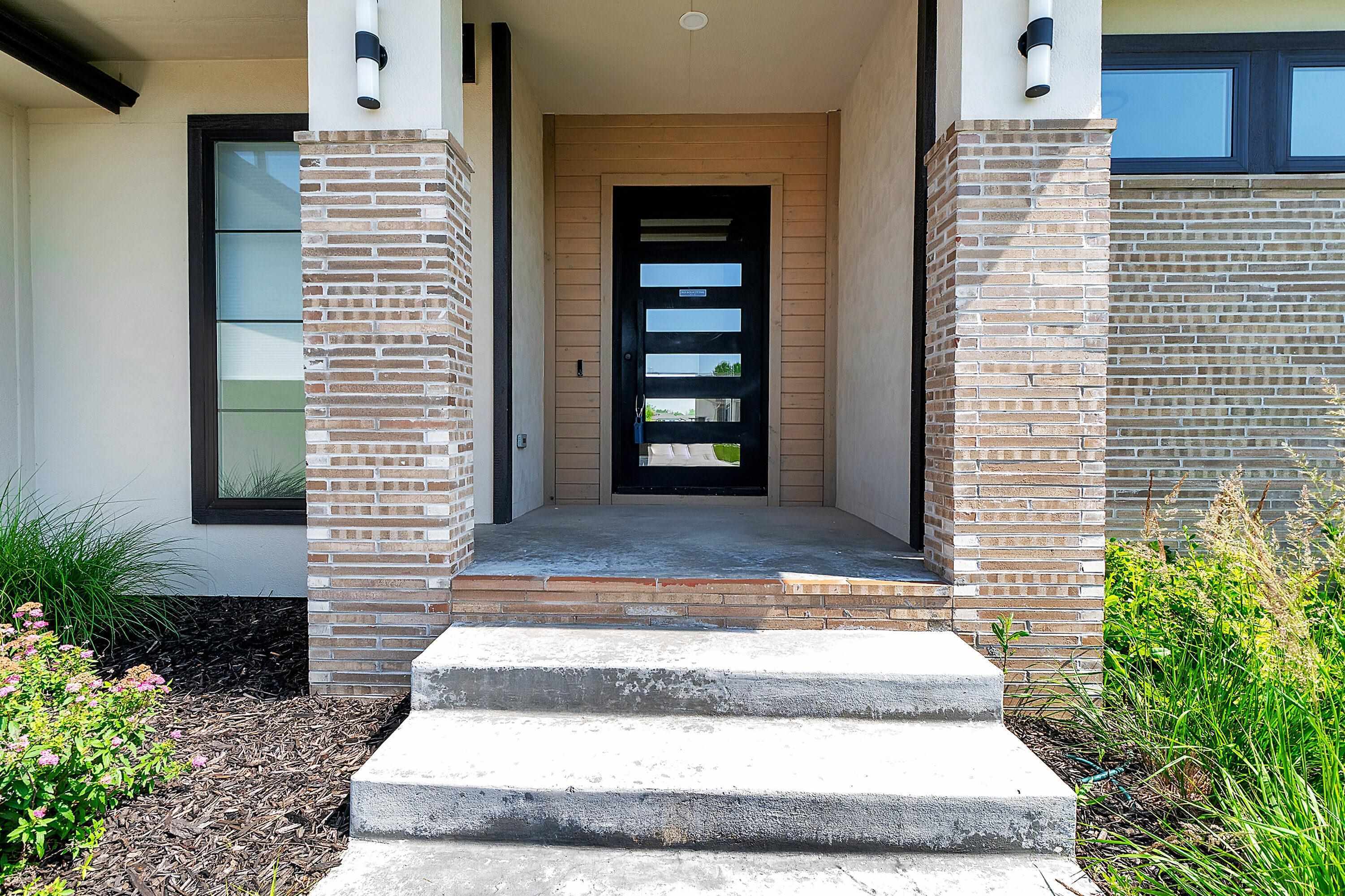 Property Photo: 1226 W Lakeway Ct KS 67002