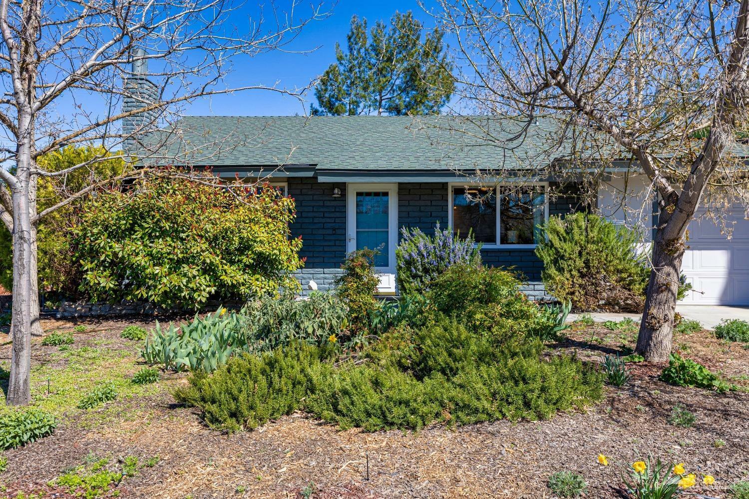 Property Photo: 814 Mill Street CA 93561