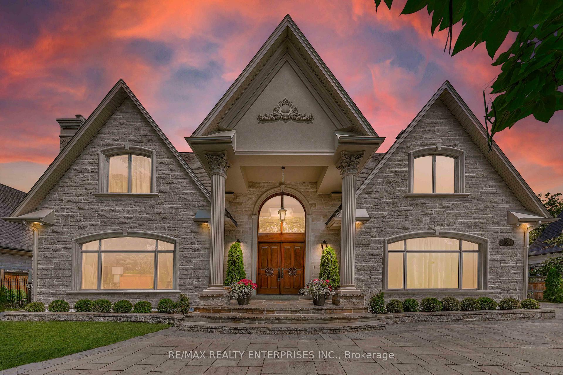 Property Photo: 1511 Broadmoor Avenue ON L5G 3T7