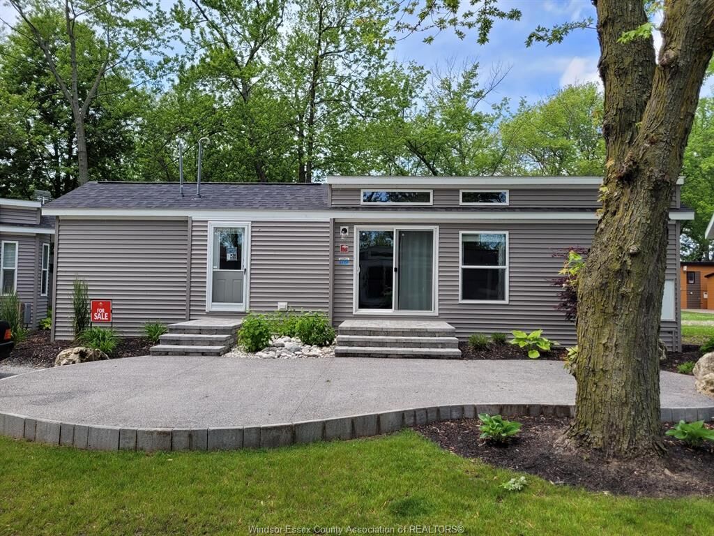 Photo de la propriété:  981 County Rd 2 601  ON N8L 1B4 