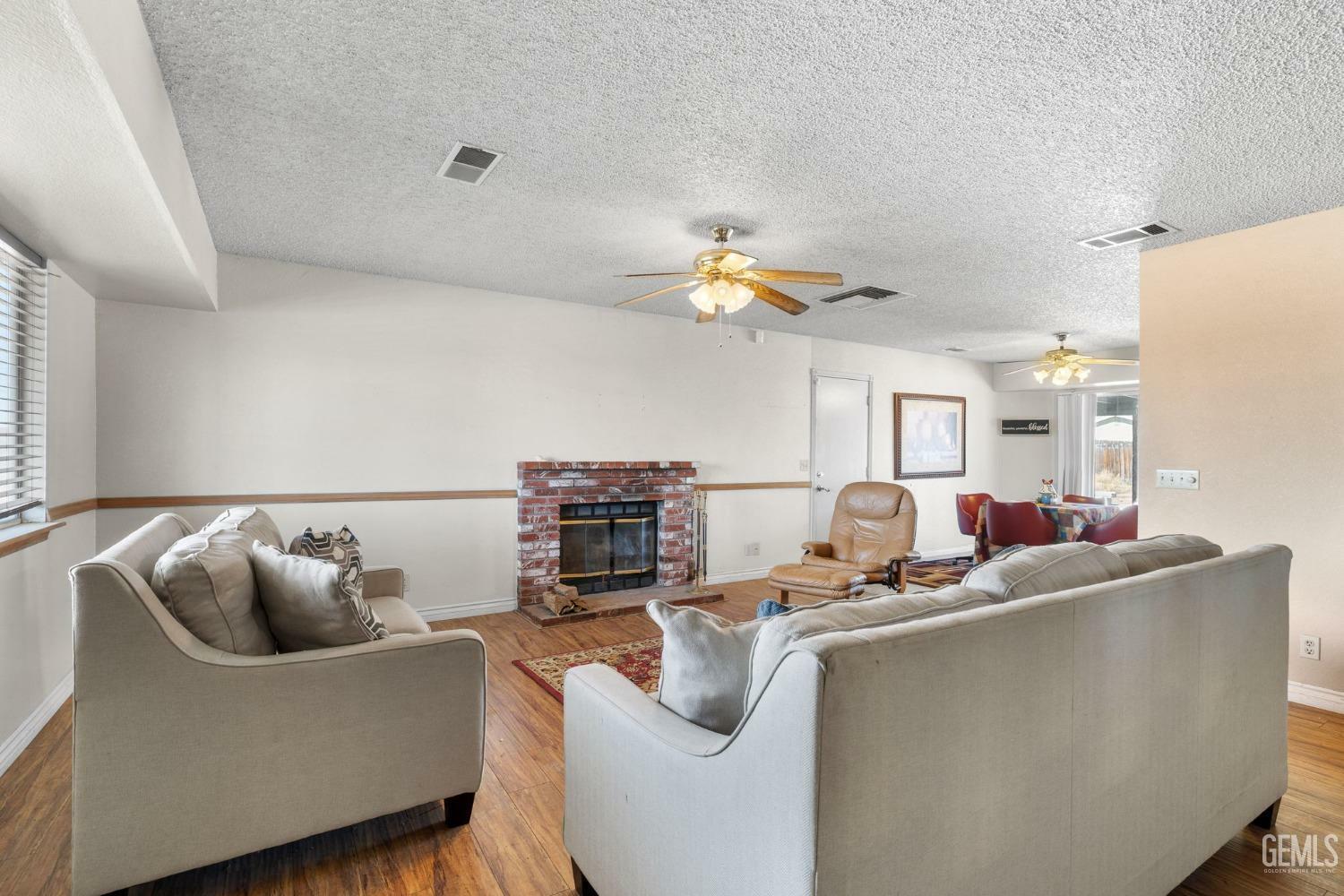 Property Photo: 10549 Oleander Avenue CA 93505