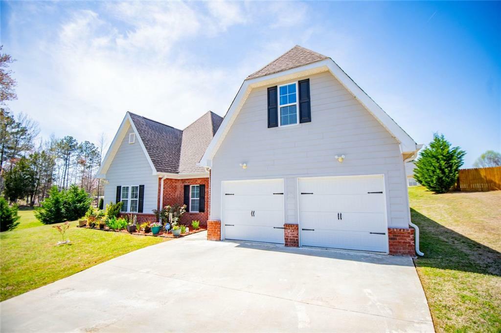 Property Photo: 207 Meadow Lake Drive GA 30116