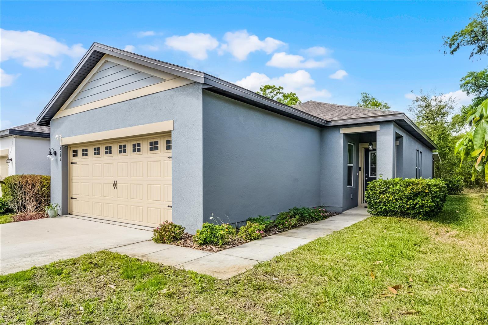 Property Photo: 2059 Cades Cove Way FL 32720
