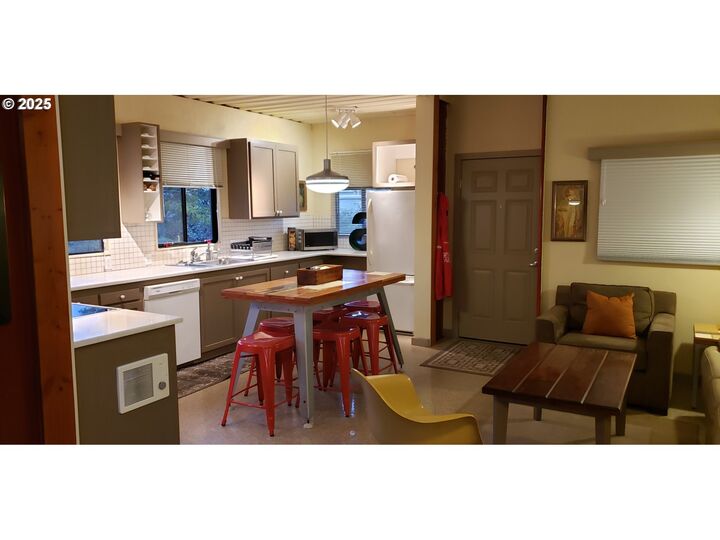 Property Photo: 4395 E 20th Ave OR 97403