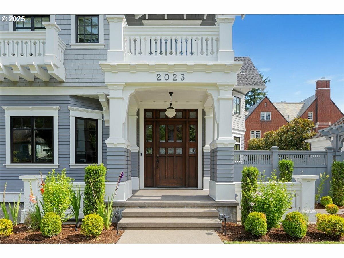 Property Photo: 2023 SW Montgomery Dr OR 97201