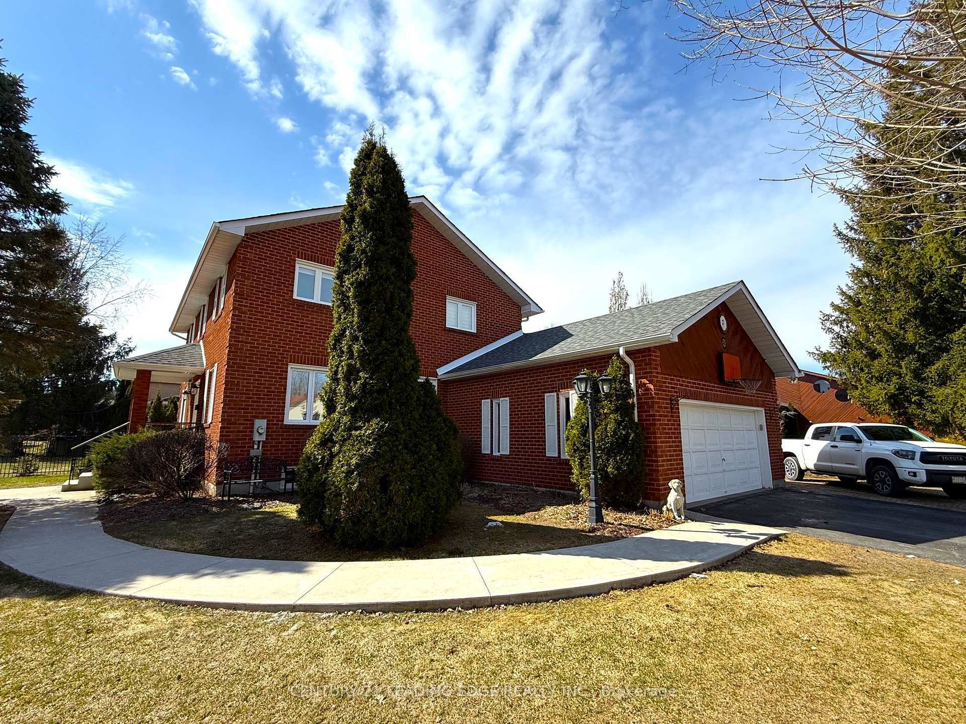 Photo de la propriété: 2 Colleen Crescent ON L7C 1E8