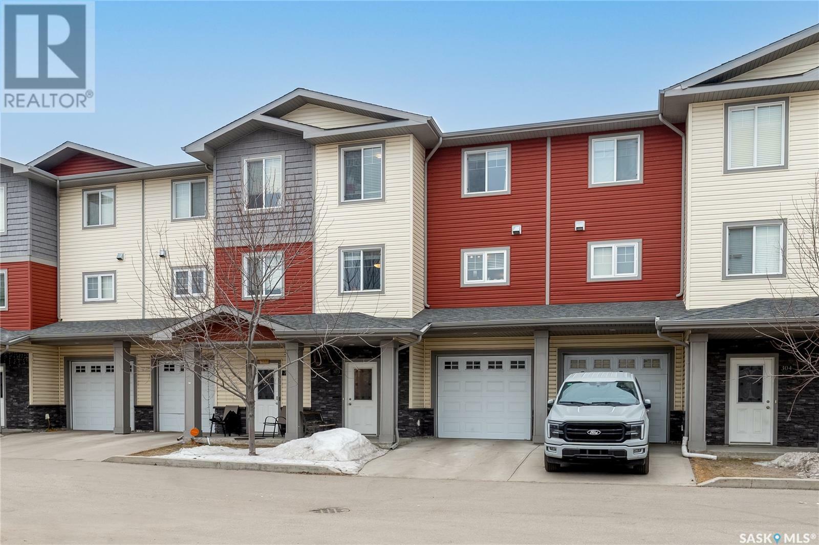 Property Photo: 303 3440 Avonhurst Drive SK S4R 2E1