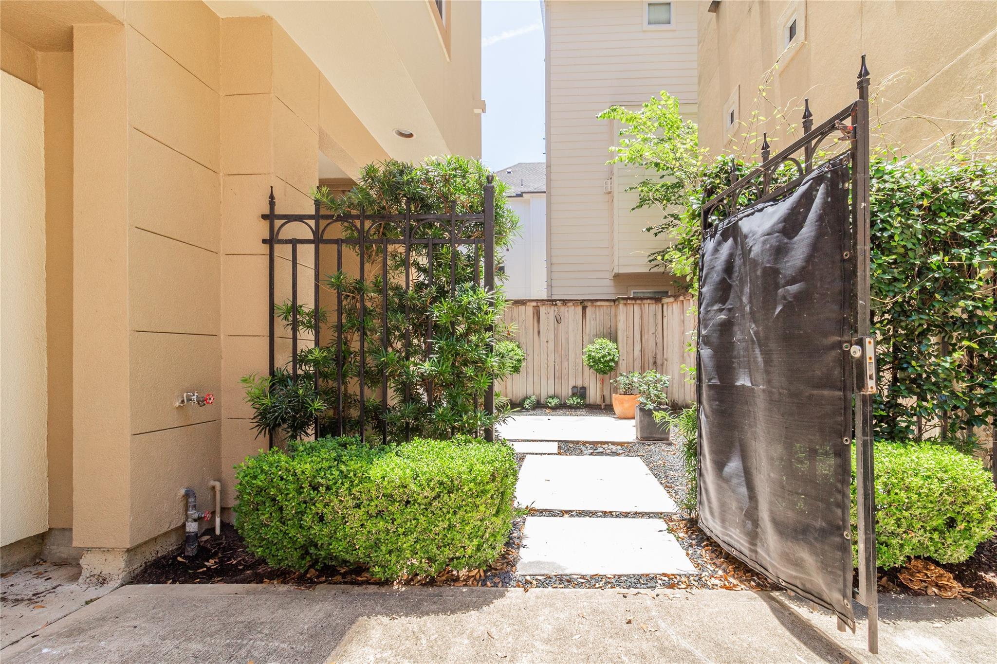 Property Photo: 5519 Feagan Street TX 77007