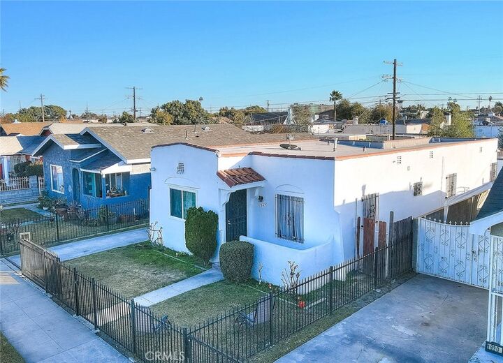 Property Photo:  1926 W 65 Th Place  CA 90047 