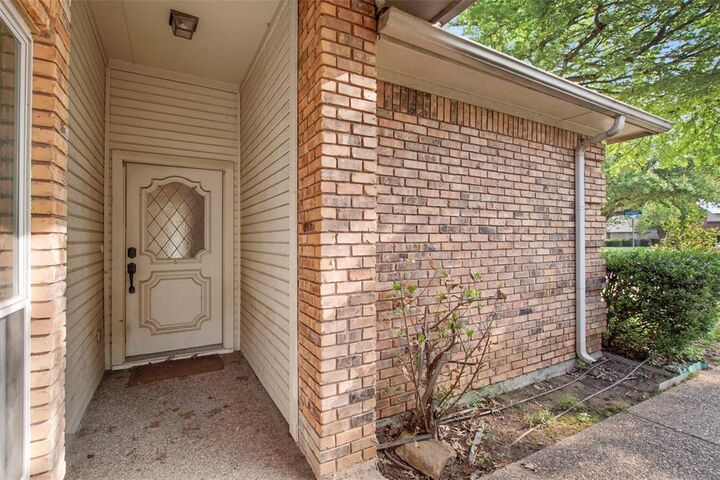 Property Photo: 241 Tanbark Circle TX 75019