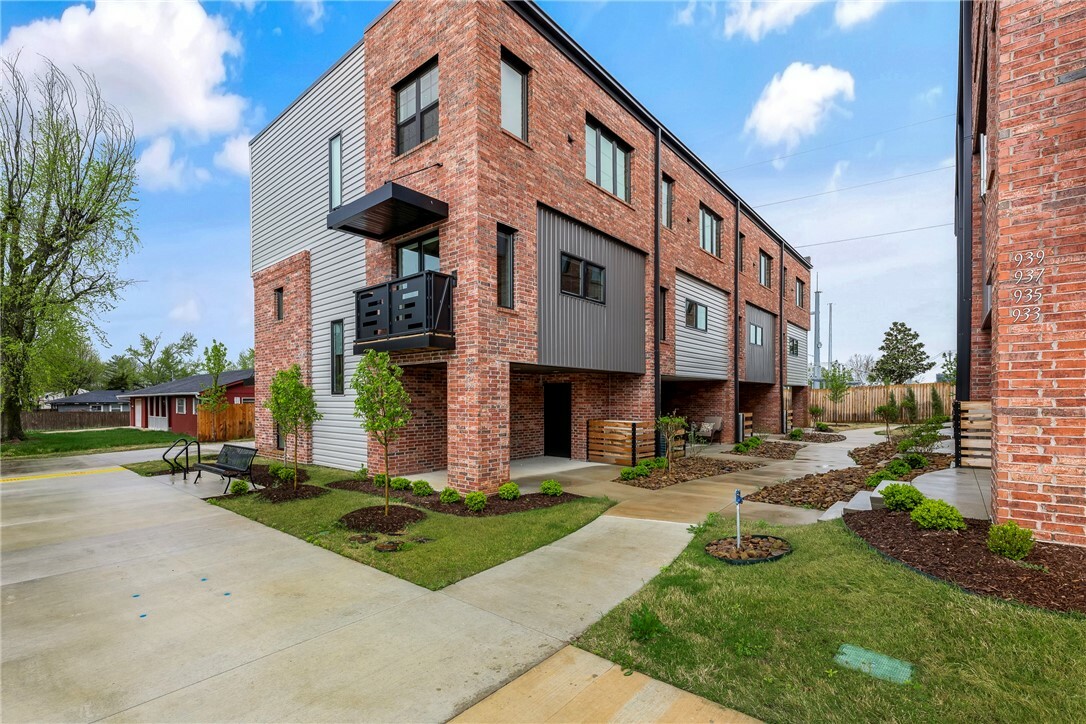 Property Photo:  929 SE 10th Street  AR 72712 