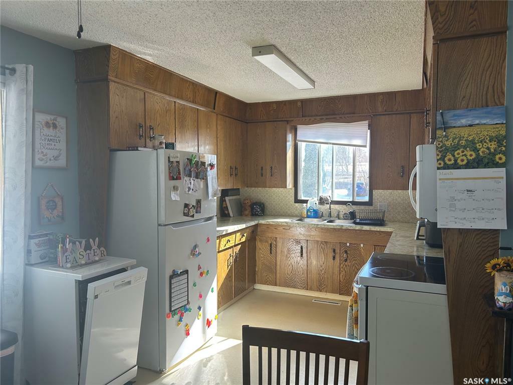 Property Photo: 1003 106th Avenue SK S0E 1T0