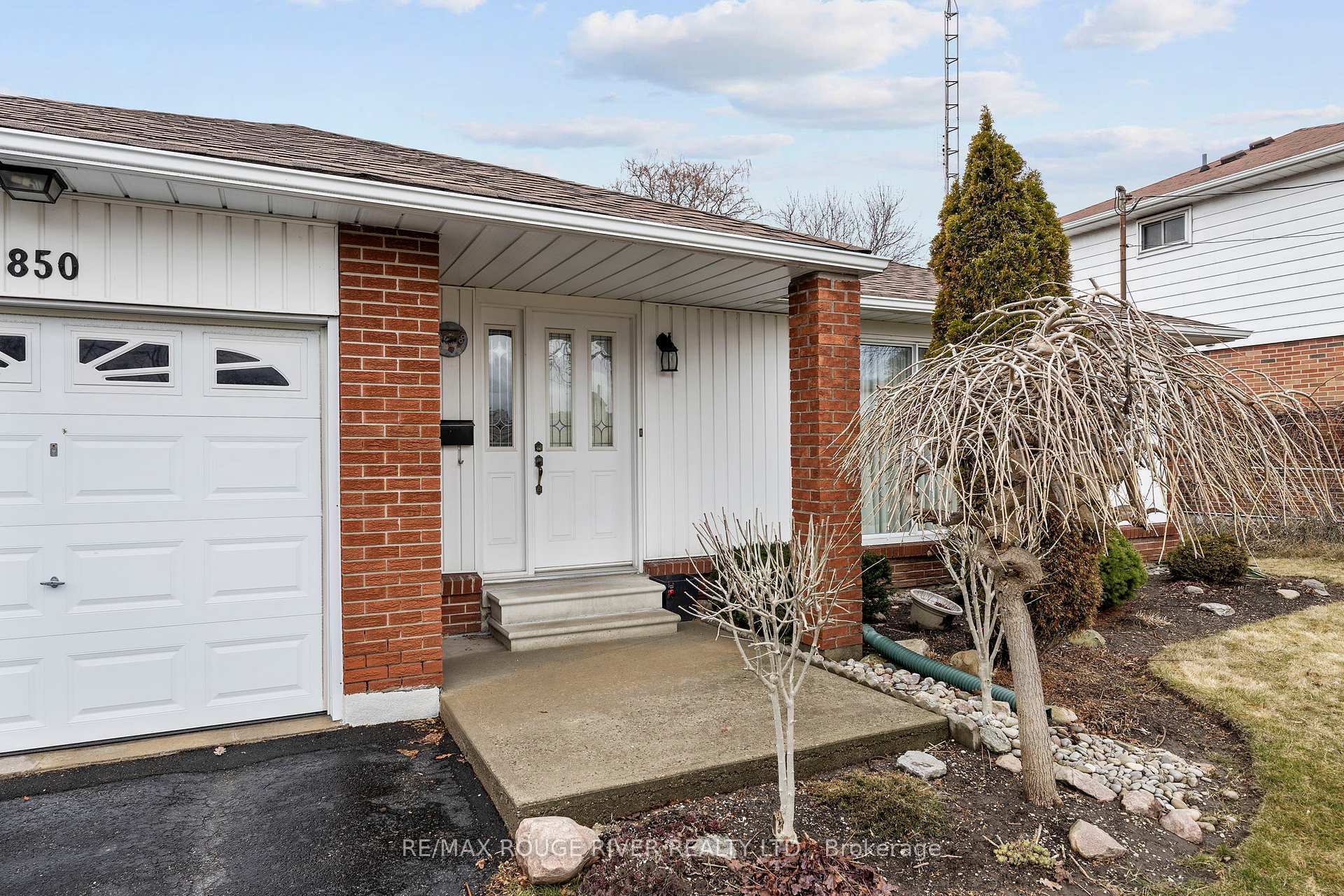 Property Photo: 850 West Shore Boulevard ON L1W 2V6