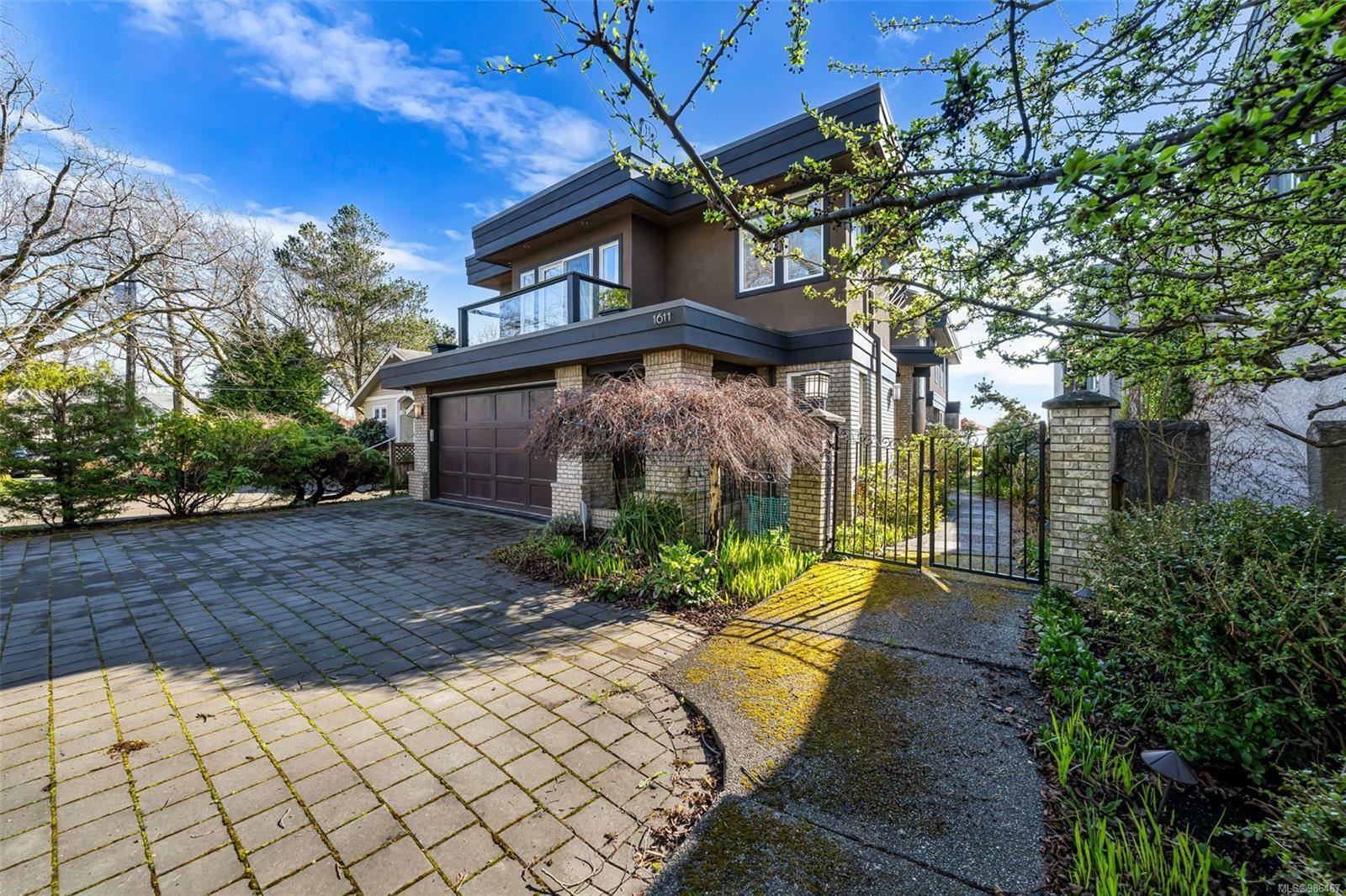 Property Photo: 1611 Hollywood Cres BC V8S 1H8