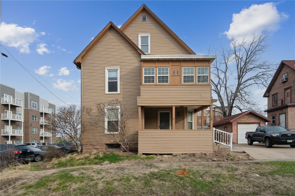 Property Photo:  210 7th Avenue SW  IA 52404 