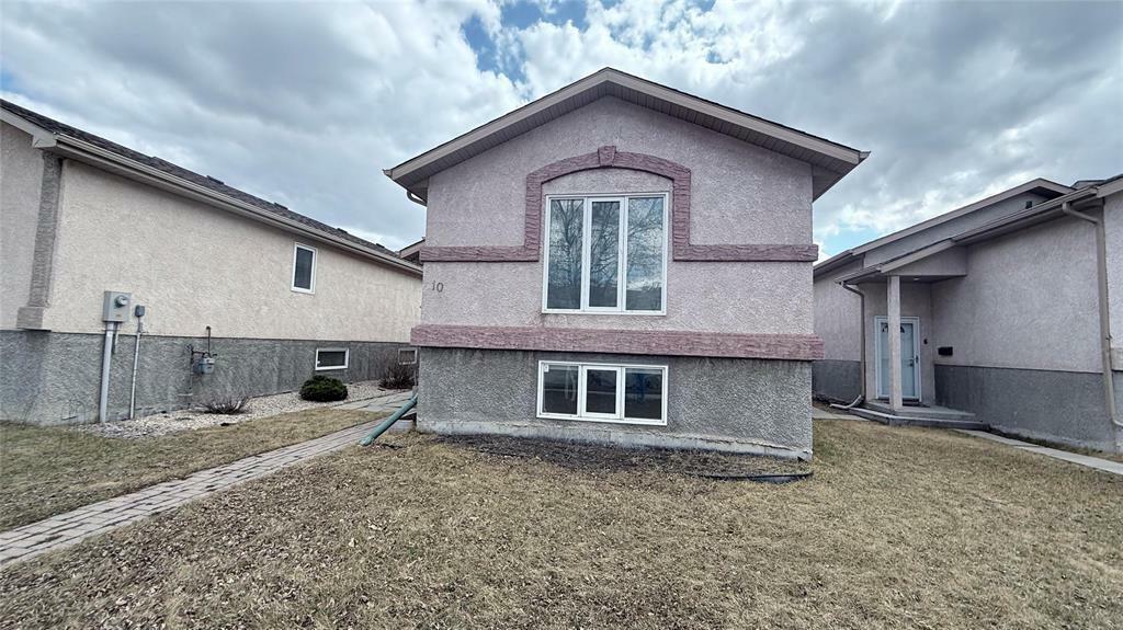 Property Photo: 10 Burland Avenue MB R2N 2W4