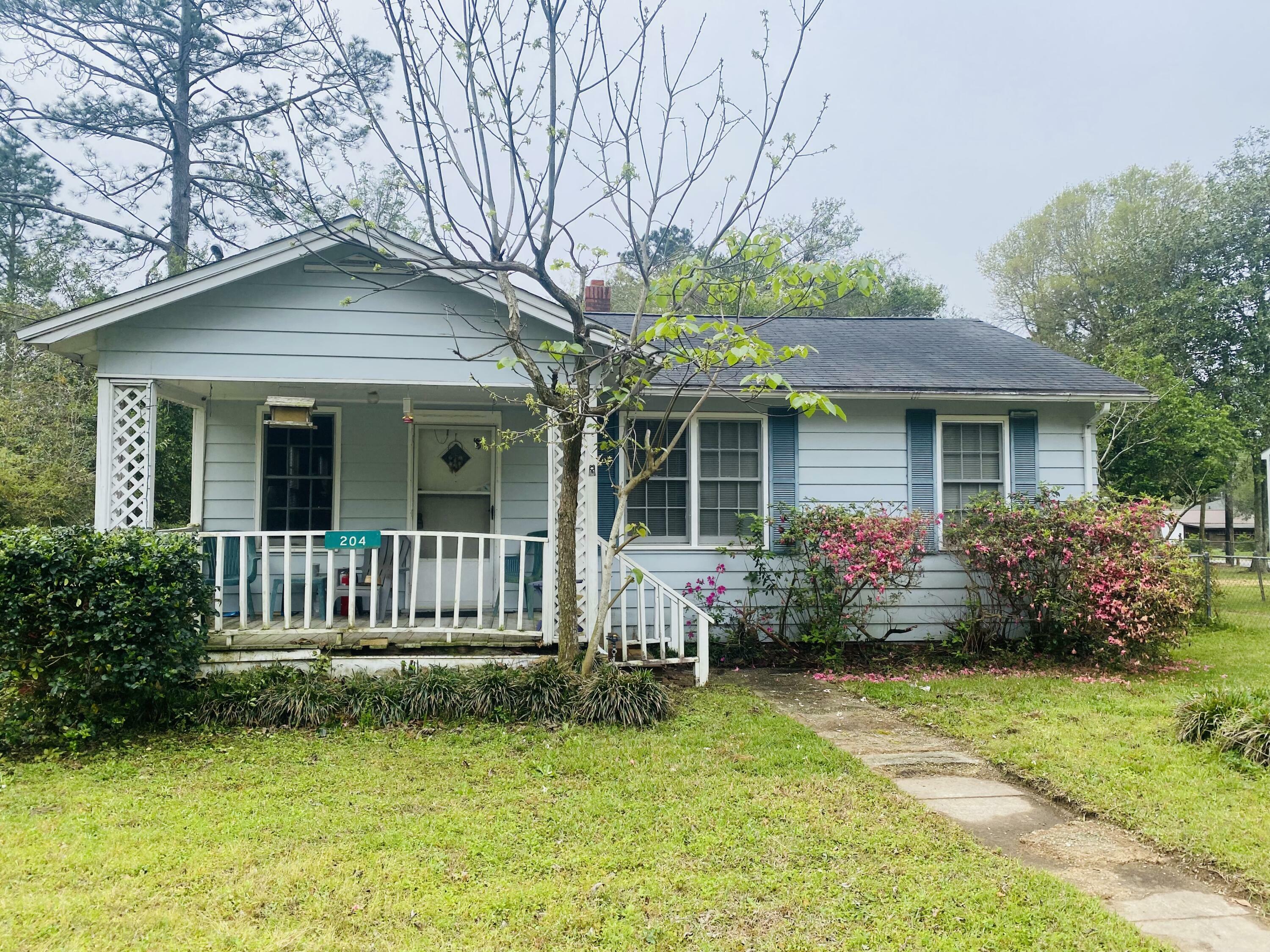Property Photo: 204 NW Second Avenue FL 32536