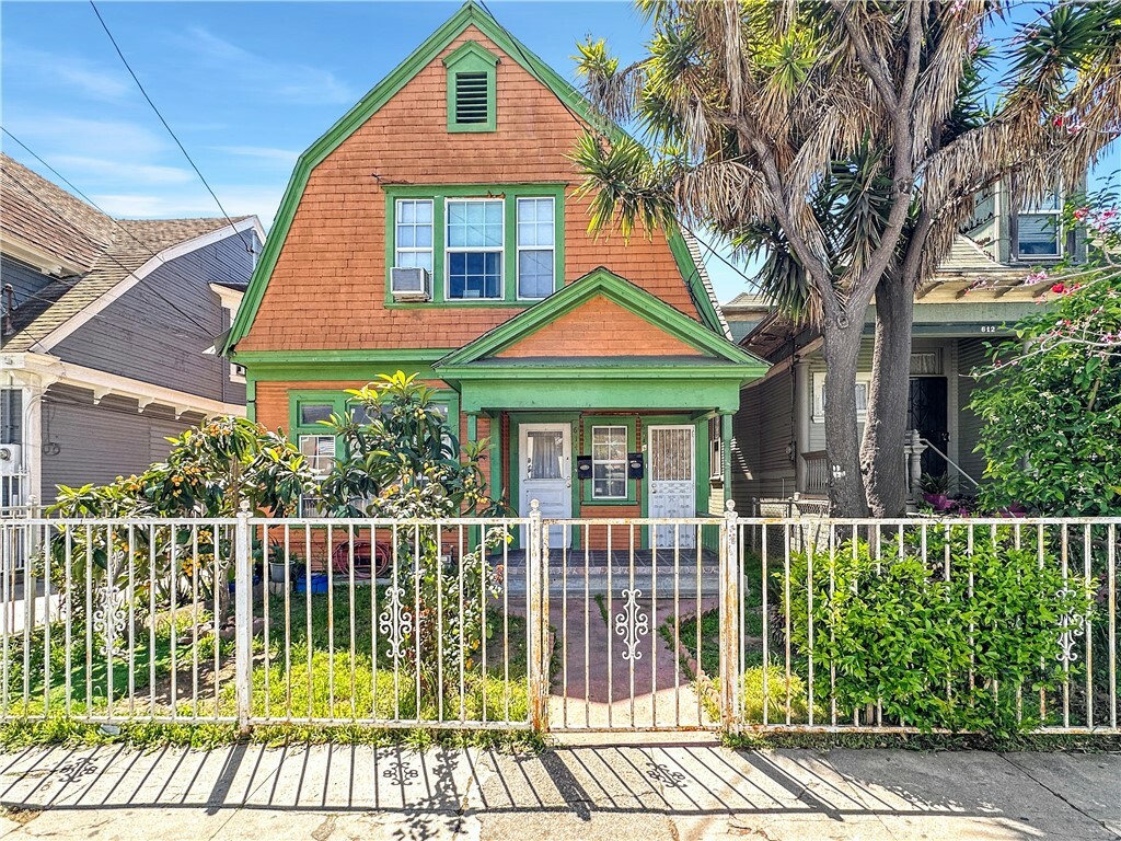 Property Photo: 614 E 21st Street CA 90011