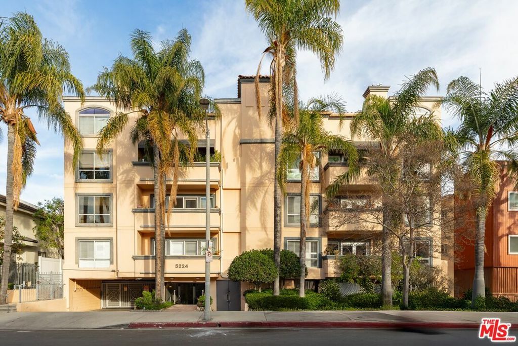 Property Photo:  5224 Zelzah Avenue 303  CA 91316 