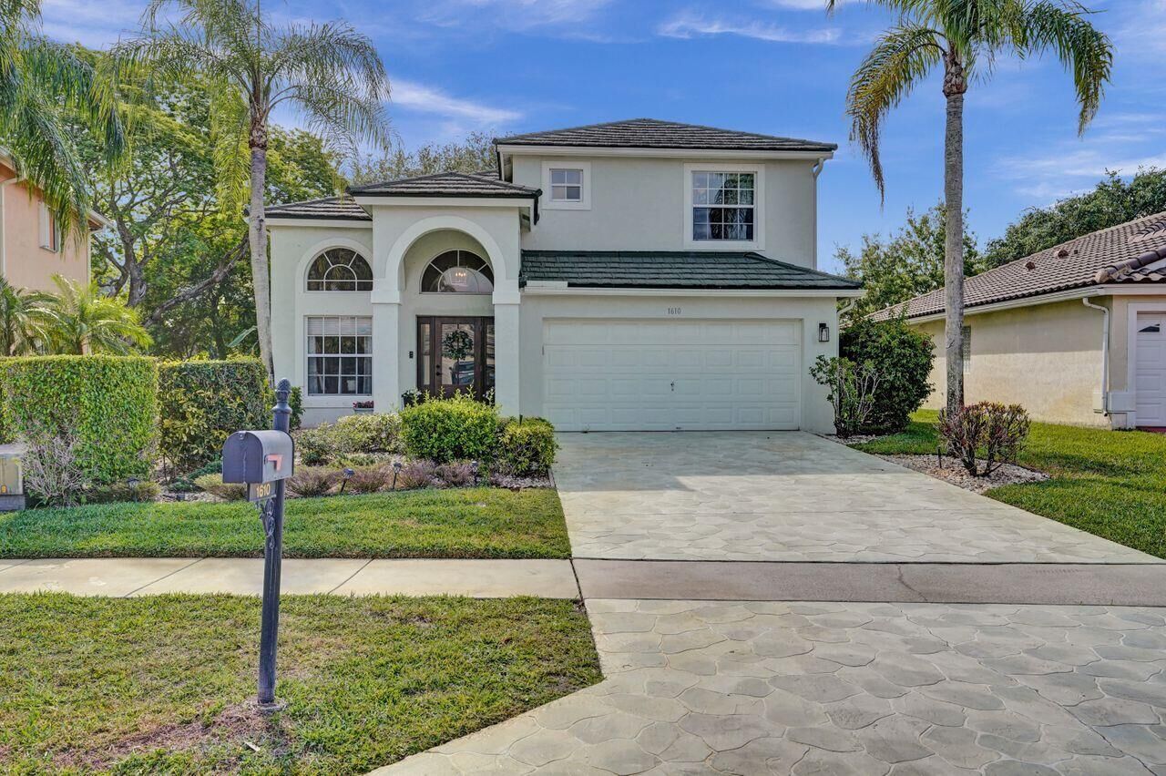 Property Photo: 1610 Lakefield North Court FL 33414