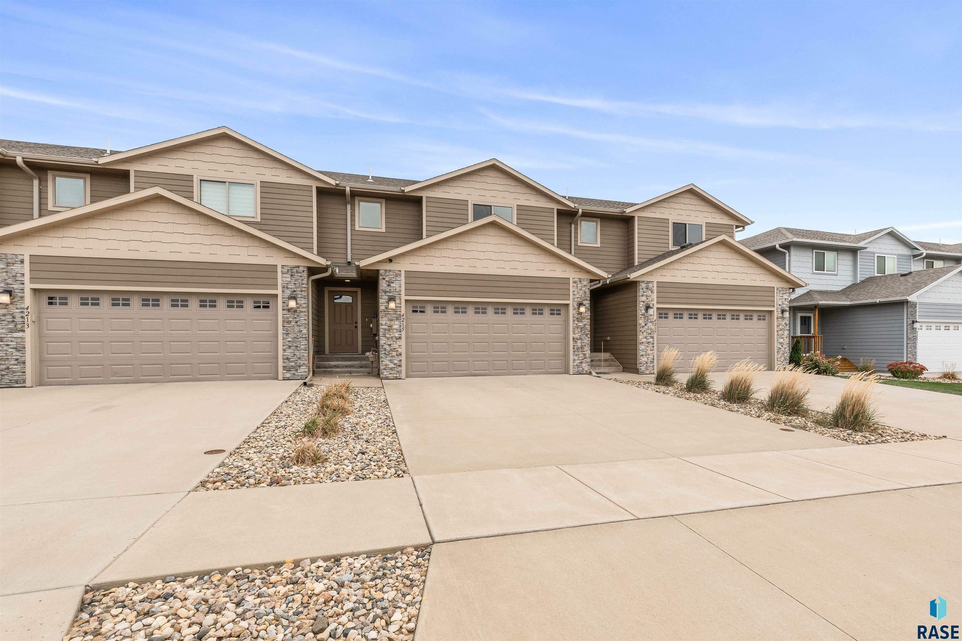 Property Photo: 4215 N Knob Hill Ct SD 57107