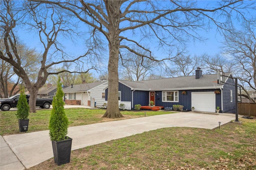 Property Photo: 7504 Juniper Drive KS 66208