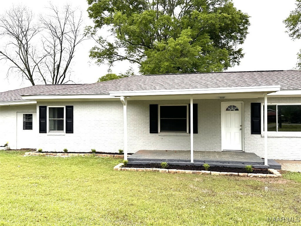 Property Photo: 7 Narrow Lane AL 36092