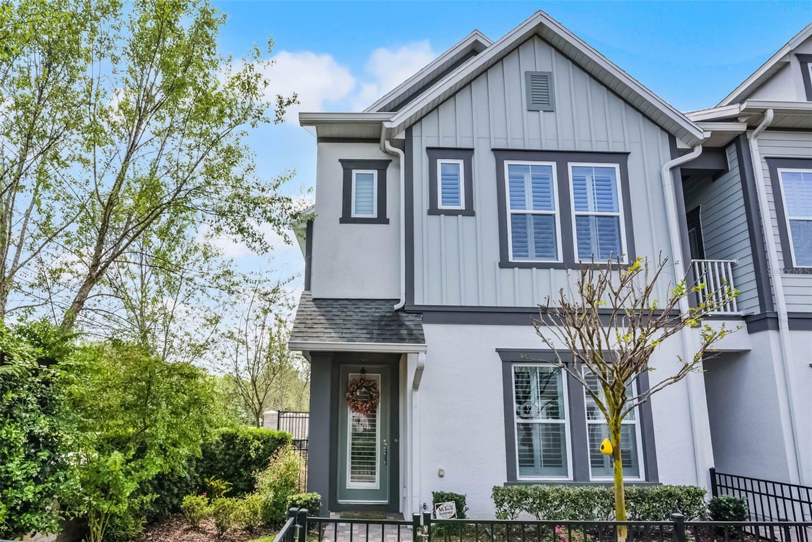 Property Photo: 1010 Lychee Court FL 32746